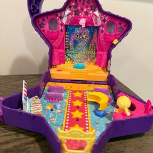 Polly Pocket Starring Shani – Talent Show Compact Le spectacle de Shani – Talent Show